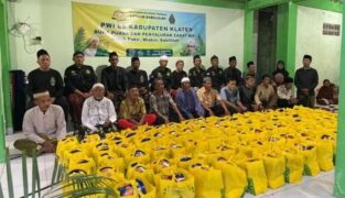 PWILS Klaten distribusikan zakat mal kepada mustahiqdi Ponpes al Huda Dompyong, Granting (Media PWILS)