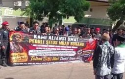 Aksi massa menuntut kasus perusakan cagar budaya Makam Sunan Bonang agar pelaku ditangkap