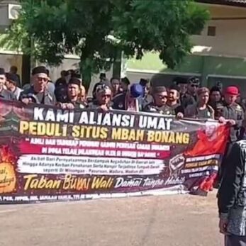 Aksi massa menuntut kasus perusakan cagar budaya Makam Sunan Bonang agar pelaku ditangkap