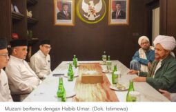 habib pamer dengkul depan ketua MPR